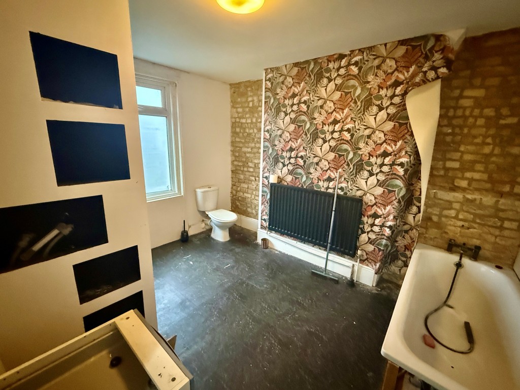 Lot: 34 - FOUR-BEDROOM HOUSE FOR IMPROVEMENT - Bathroom with shower and W.C.